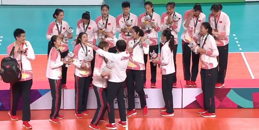 郎平中国女排对战日本队,中国女排输赛郎平当场气成表情包