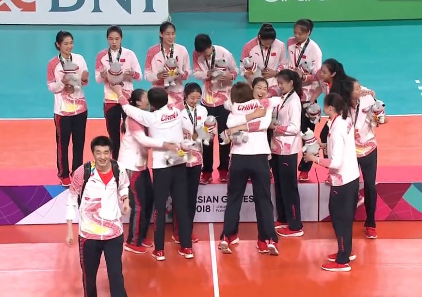 郎平中国女排对战日本队,中国女排输赛郎平当场气成表情包