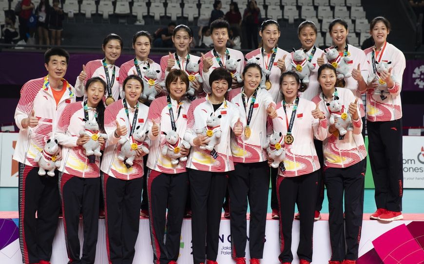 郎平中国女排对战日本队,中国女排输赛郎平当场气成表情包