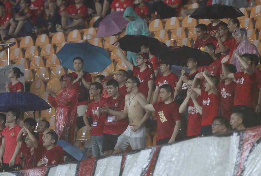 广州恒大赛后球迷震撼助威,广州恒大球迷赛后助威