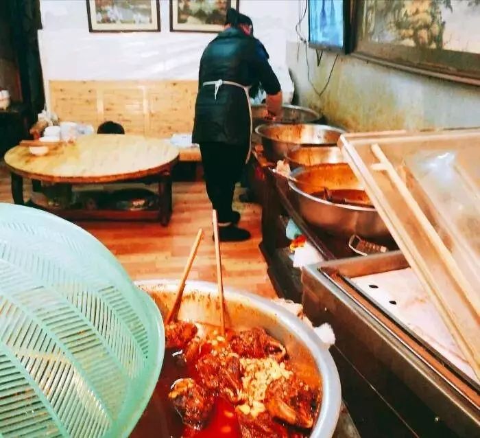 一天卖200个兔头,一天卖出1000只鸡