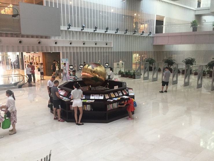 上海浦东图书馆,读一本书看一座城