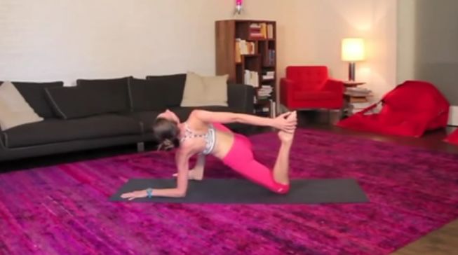 躺着直抬腿的正确训练方法,侧抬腿训练好了走路就有进步了