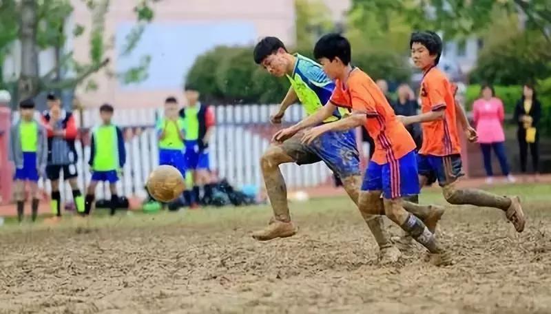 踢足球选择什么样的球鞋,踢足球选鞋子