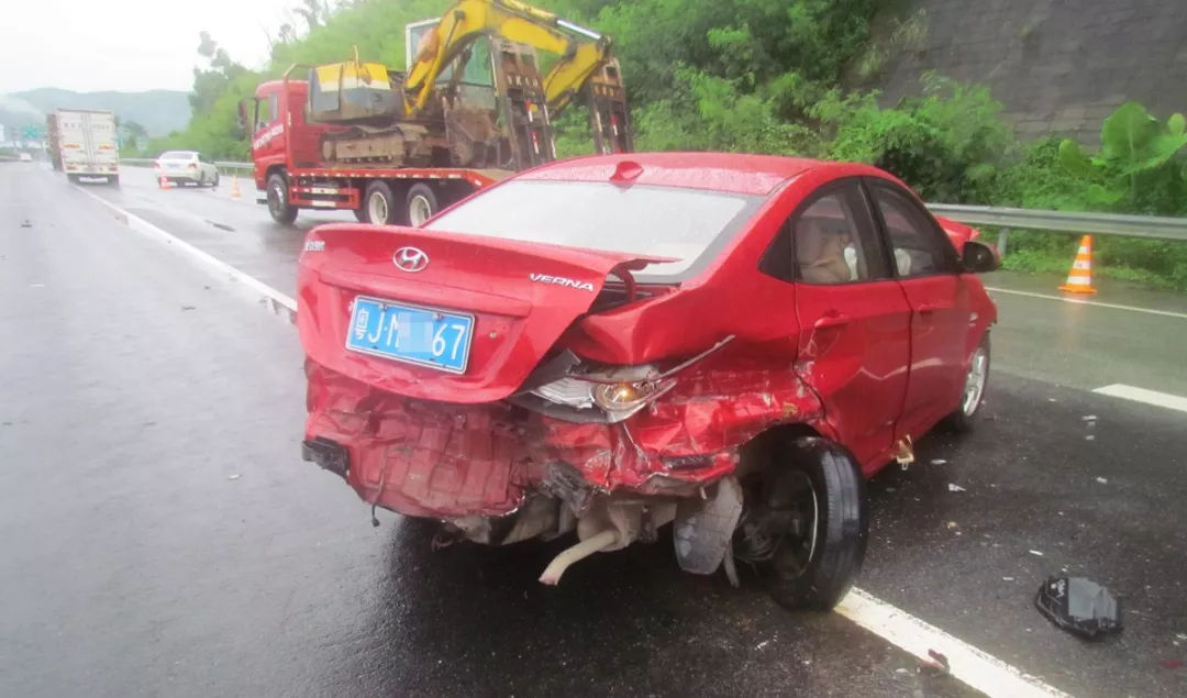 两车相撞几十万,连撞30两车事故