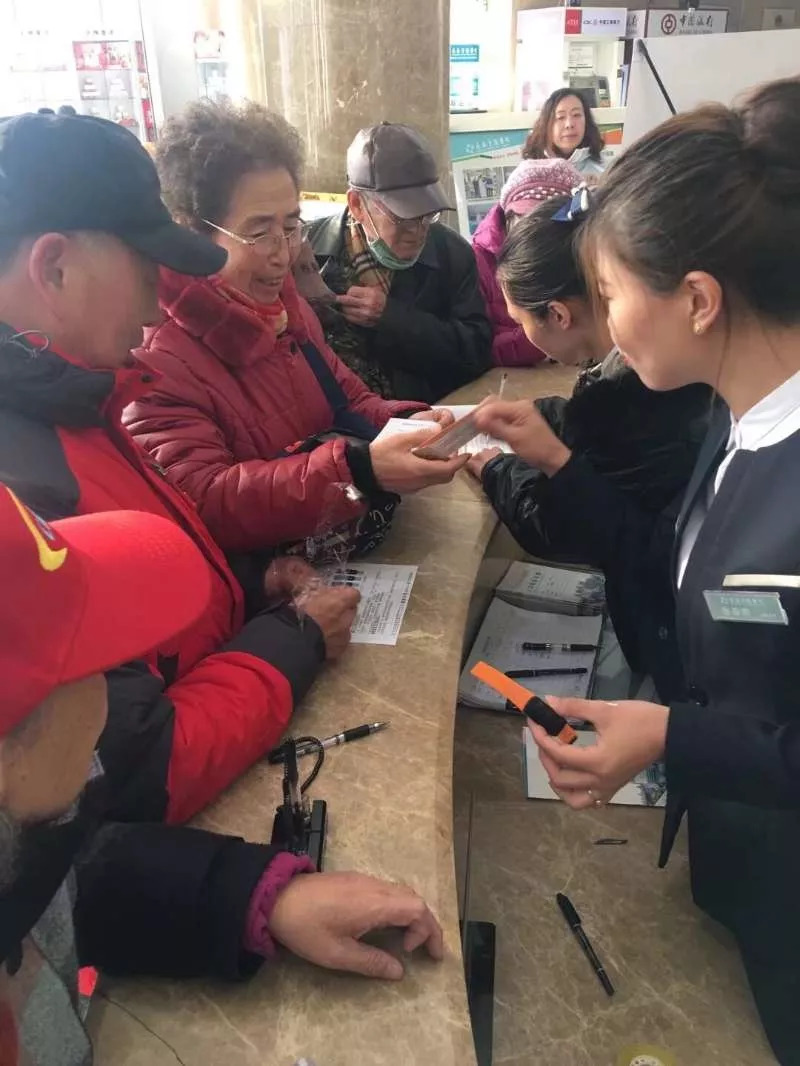 无走失日免费领手环,社区发放免费爱心防走失手环