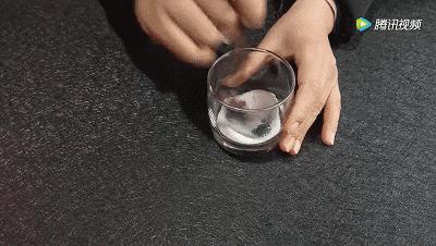 鞋子不用刷就能干净的方法,鞋子里倒东西