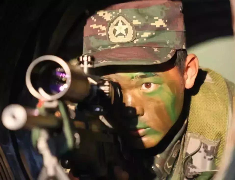 中国枪王徒手接弹壳,解放军最新制式狙击步枪