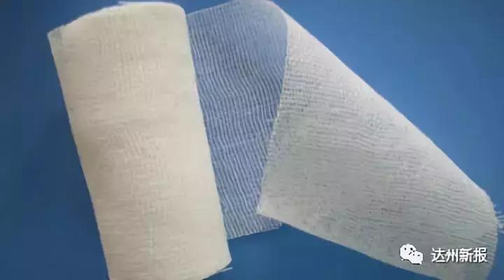 男子手术后发现纱布,手术伤口愈合边缘有条白线