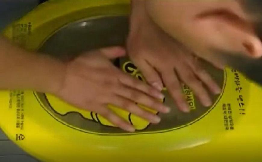 在马桶上套一层保鲜膜,只能在马桶上面挂毛巾怎么办