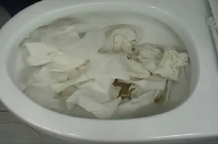 在马桶上套一层保鲜膜,只能在马桶上面挂毛巾怎么办