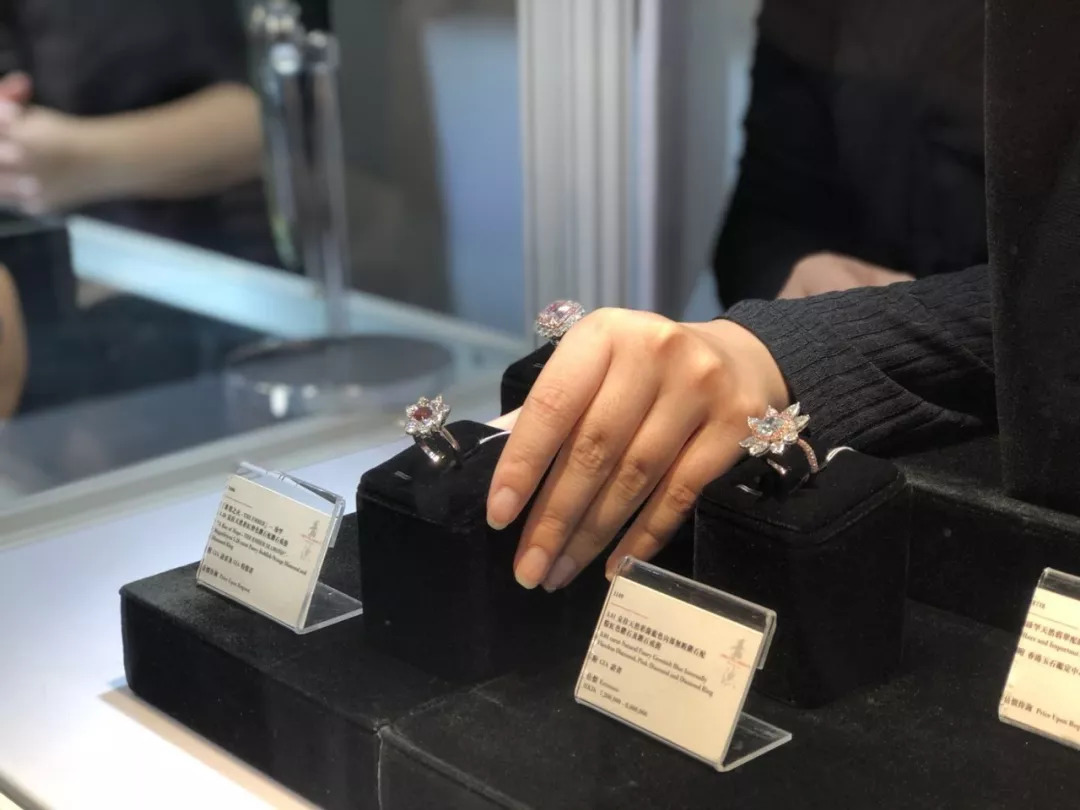 谁说高端大气就顾不上性价比？让嘉德香港来告诉你