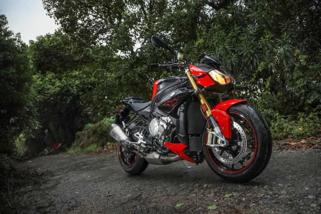 宝马s1000r改新s1000rr,宝马s1000r和本田cb1000r