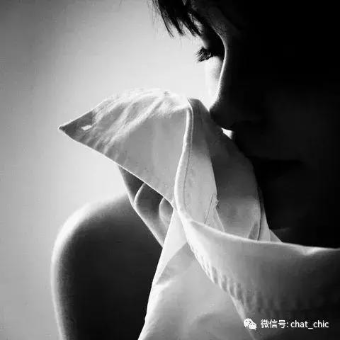 当你有一件纯白的衬衣,洁白的衬衫散发着好闻的味道