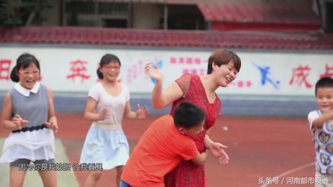 海霞哽咽播音,央视著名主持人海霞年轻时的图片