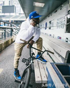 aj椋炴獝璧板,绌跨潃aj灏忓績缈肩考璧拌矾