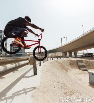 aj椋炴獝璧板,绌跨潃aj灏忓績缈肩考璧拌矾