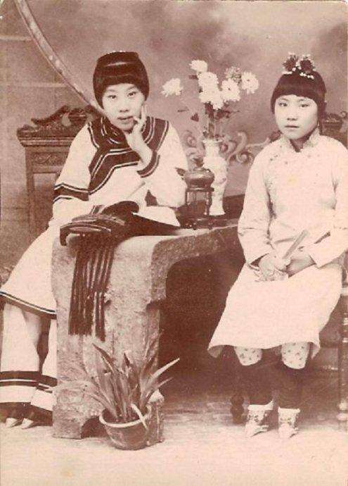 分享历史老照片三寸金莲,三寸金莲的清朝娘娘正脸