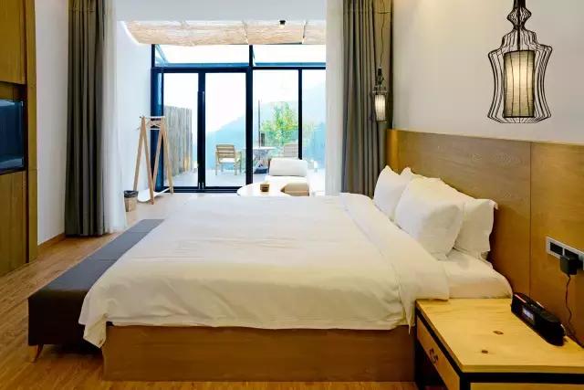 她和发小在500米悬崖边盖了云中小屋，走吧，这次我们一起去看云~