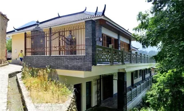 她和发小在500米悬崖边盖了云中小屋，走吧，这次我们一起去看云~