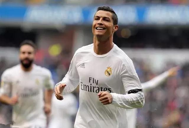 国足球迷踢球,国足球迷看球