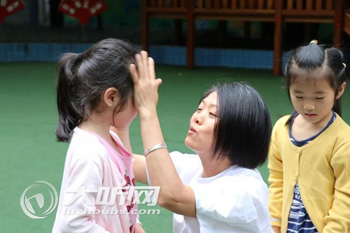 龙马潭区小市幼儿园教师杨国民工作并快乐着