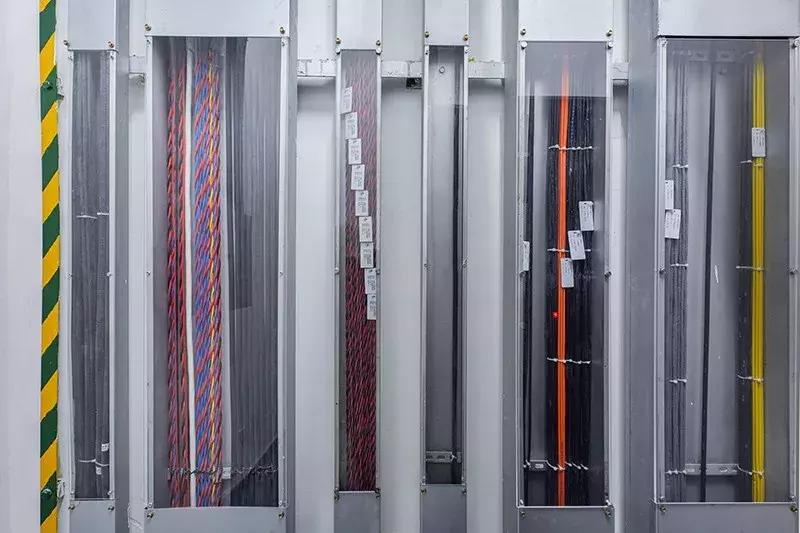 王子饭店曾经的女老板，在北郊盖了栋楼，里面放了1600件瓷器