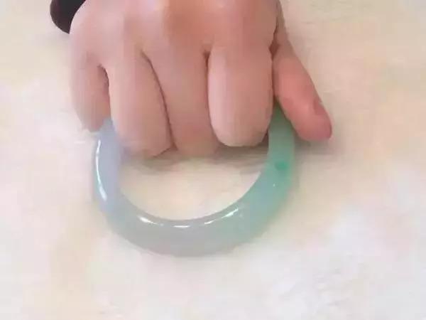 手镯戴不进手上怎么办,手镯胖了摘不下来有什么玄学