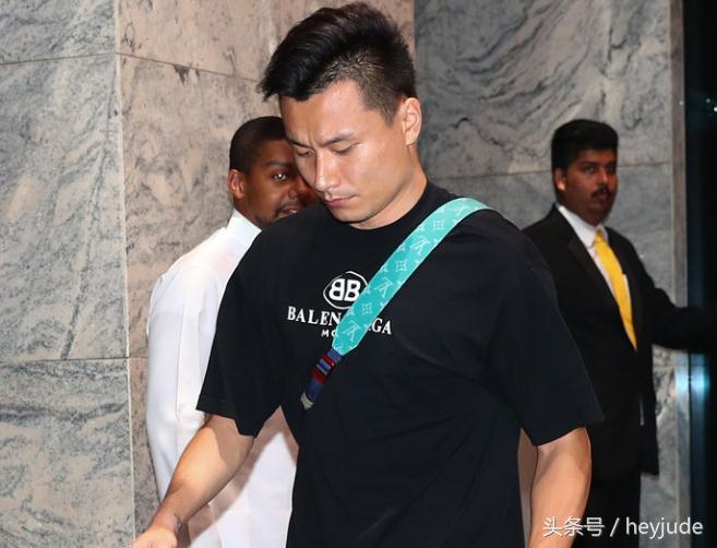 郜林再惹争议！奢侈品包抢镜，网友：球不会进，派头挺足