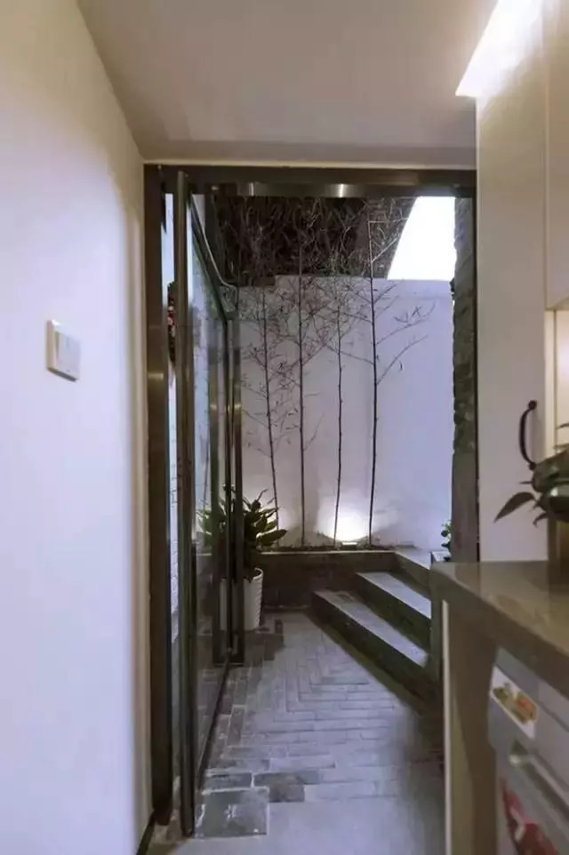 两对夫妻挤19平老宅，丈母娘和女婿5人同睡，毫无隐私！