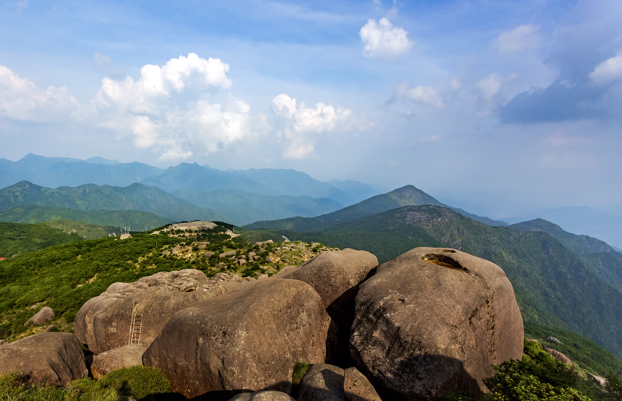 太有趣，一座山竟像一头卯足劲的牛