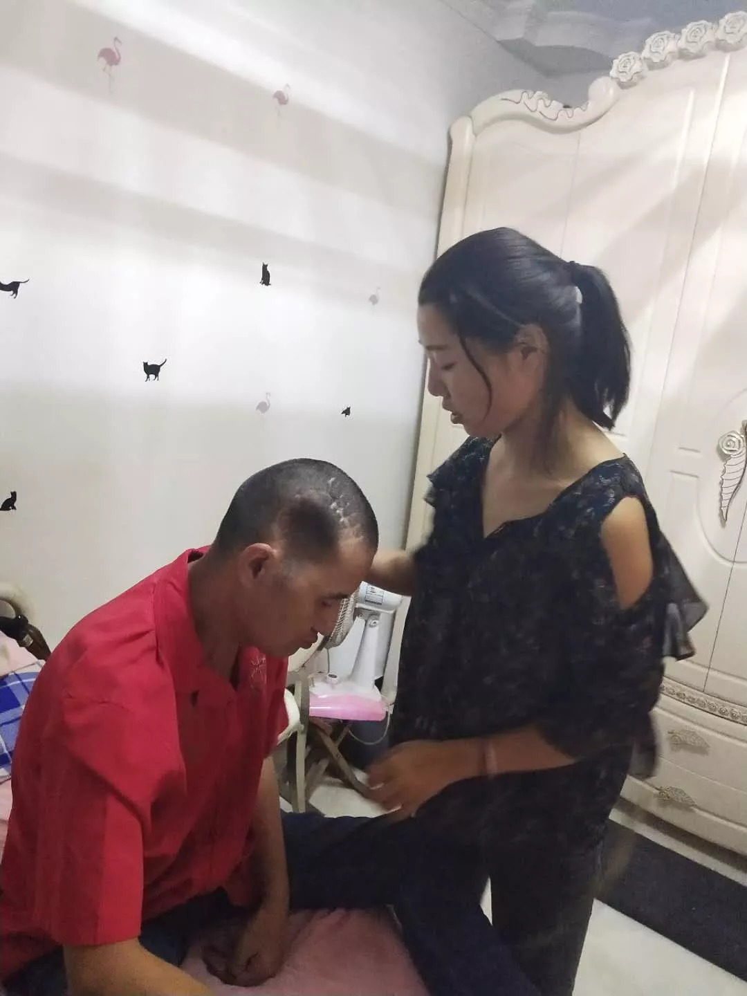 感动！凤台花季女大学生休学照顾父亲