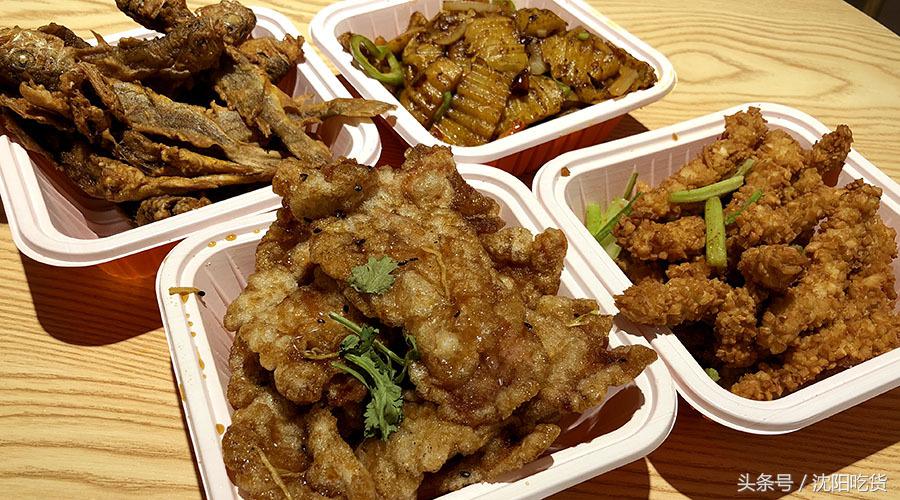 从这里打包4盒炒菜，回家路上，我没忍住偷吃了好几口！