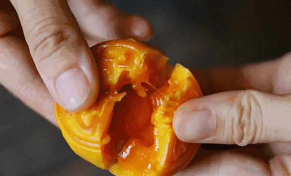 唯一愿意自己花钱买的月饼，掰开就流心，稍不留神就溢出，只在香港制造的美心月饼