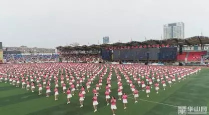 早高峰公交车上老人,早晚高峰公交车上的老年人