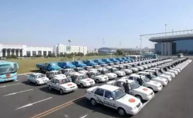 早高峰公交车上老人,早晚高峰公交车上的老年人