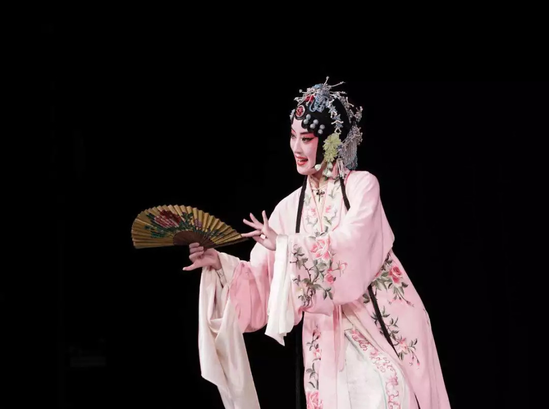 重新解读《睡美人》：女性被压抑的*欲情**和自我