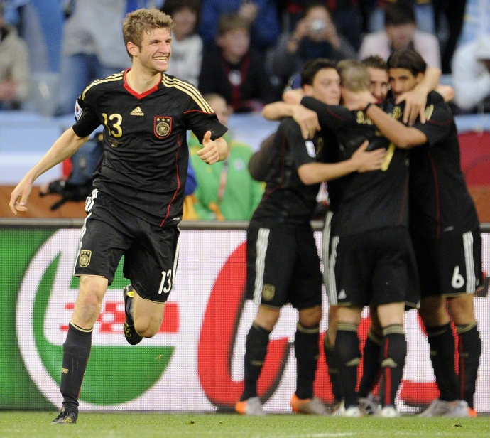 男足穿越靠颜值统治世界,男足过去的辉煌