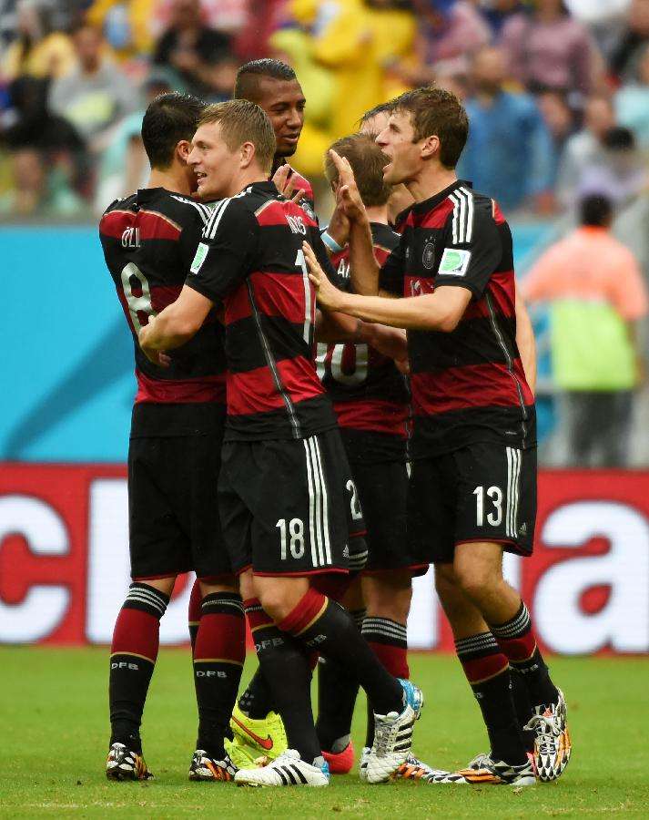 男足穿越靠颜值统治世界,男足过去的辉煌