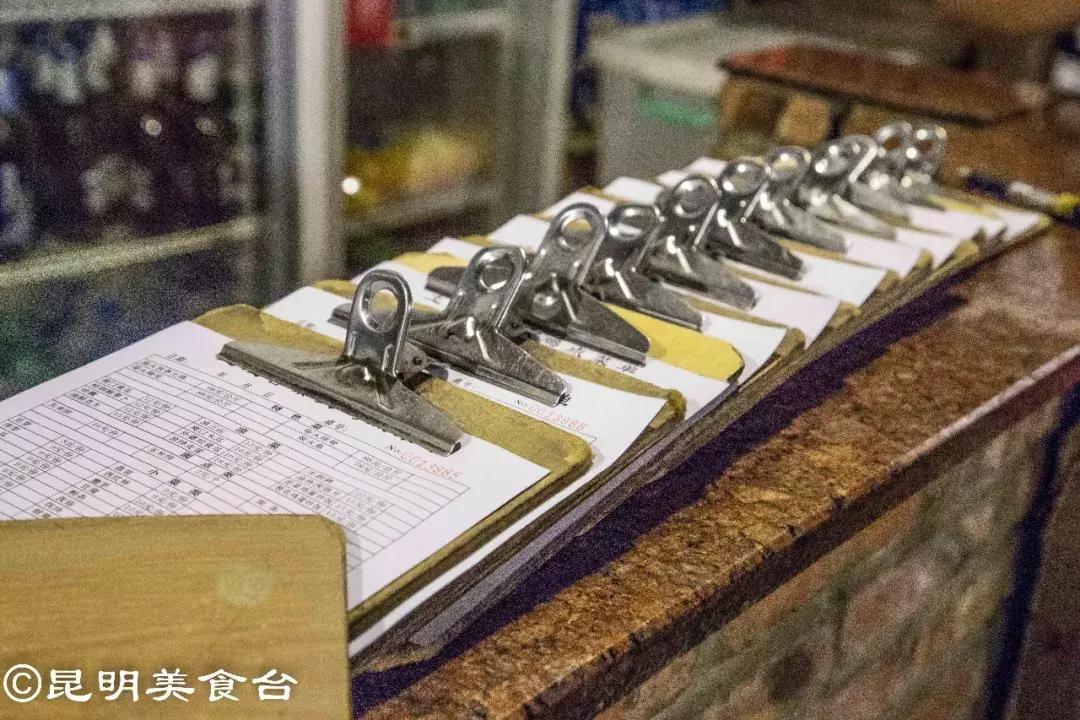 藏在昆明老厂房里的柴火鸡，一款酱料价值百万，连续排队5年