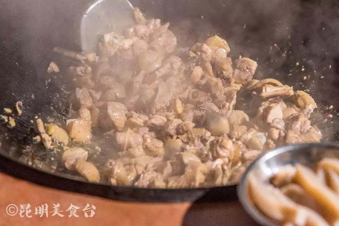 藏在昆明老厂房里的柴火鸡，一款酱料价值百万，连续排队5年