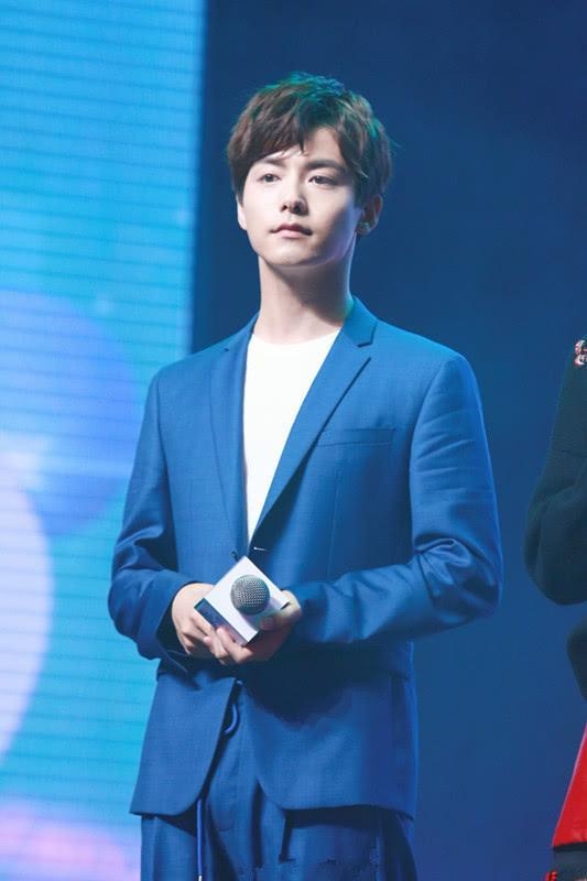 特别喜欢马天宇干净利落的样子，但他把鞋带系在西裤上，太任性！