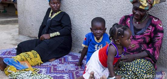 西非“女儿国”:男人用可乐果求亲能娶多个妻子