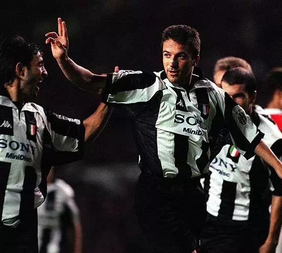 评：抚今追昔，20年前曼联开启三冠王征程全回顾