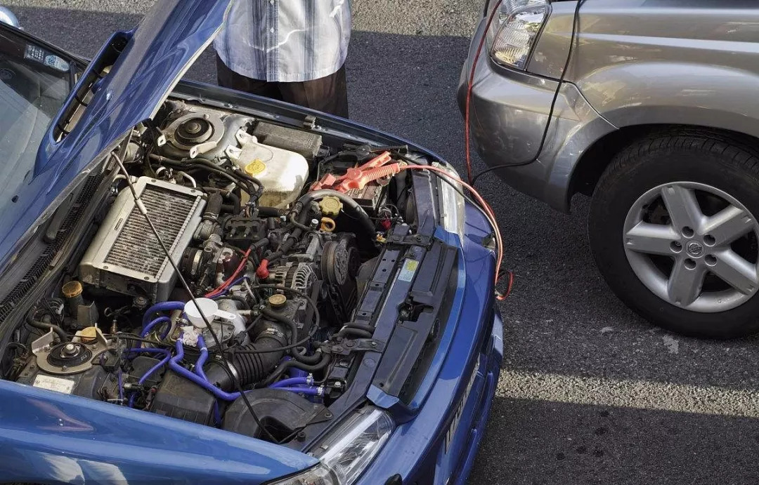 汽车没电了不只是推车才能启动,汽车没电推也启动不了