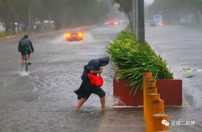强袭球门500次！37岁天王再造神纪录，全因童年的辛酸经历