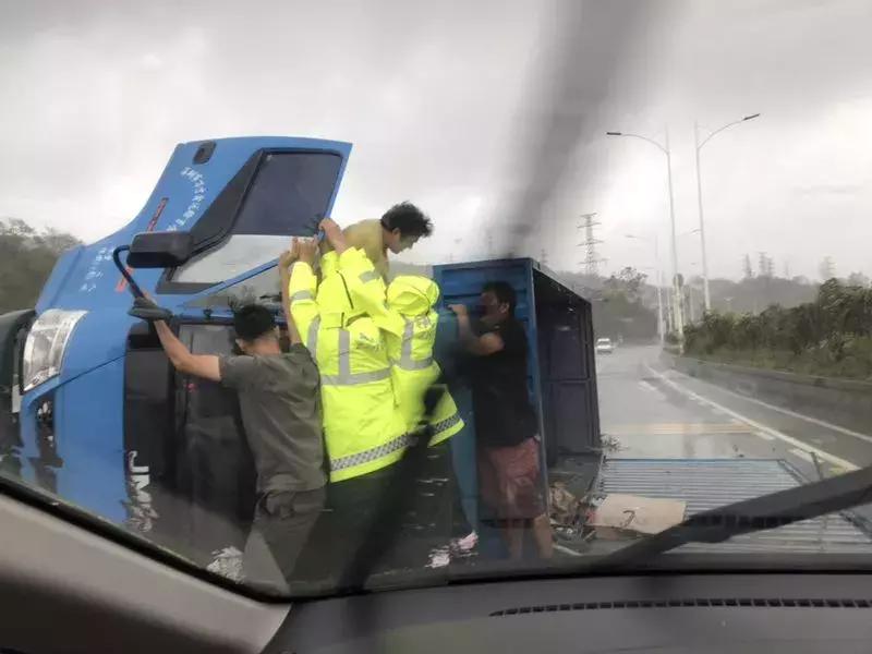 昨日！两千多次警情响起，风雨不停，小黄人不歇息！