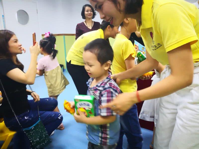 皇家名豪汇大福会长助力臻宝集团环球夫人晴晴言语慈善签约