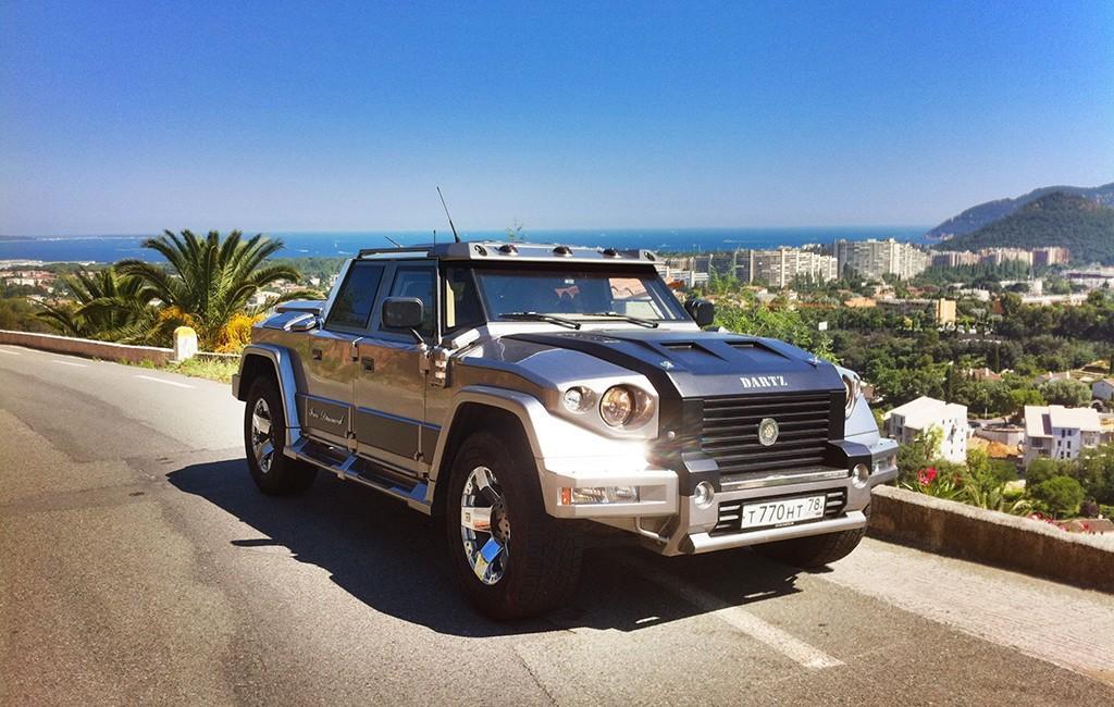 台风来袭司机开车险被树砸中,台风天车子被树砸报废