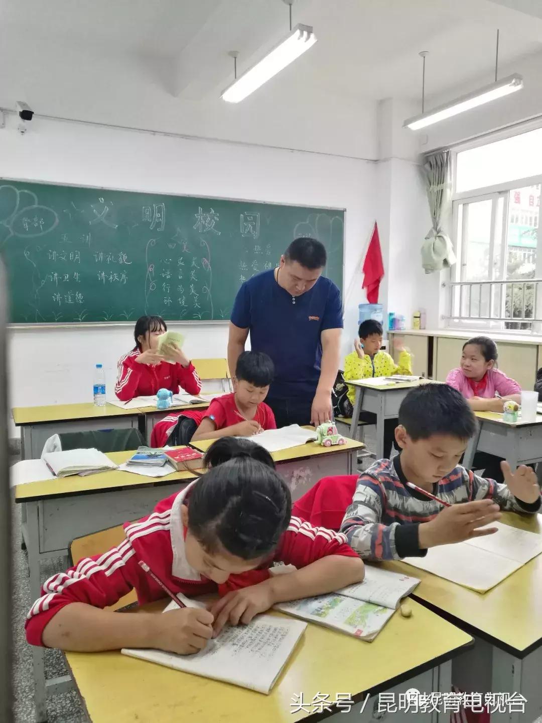 最美班主任老师们,最美特教班主任图片